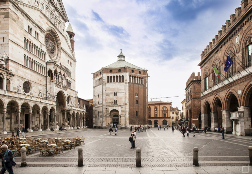Cremona Piazza del comune con Cattedrale Battistero e Broletto