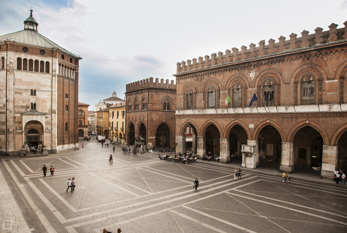 Piazza del comune Cremona - Broletto e Battistero di San Giovanni Battista