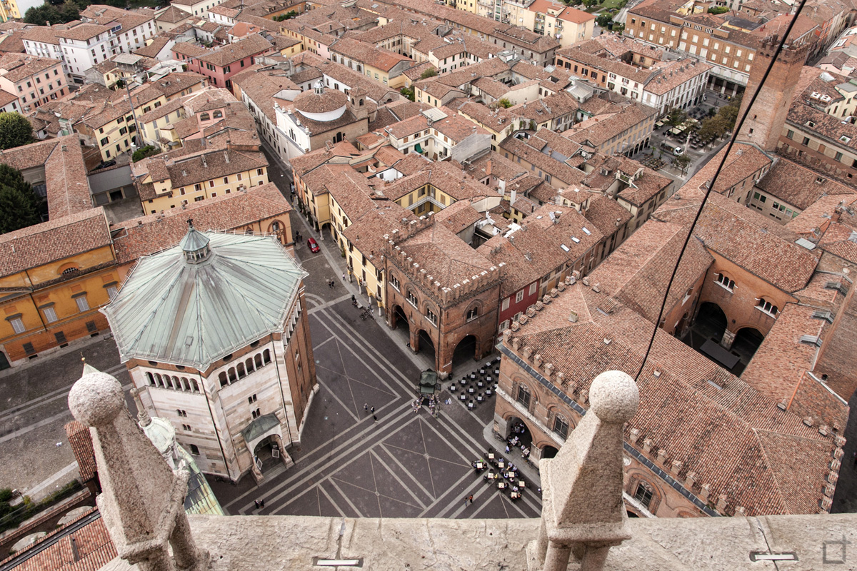 Piazza del comune e battistero di Cremona dall alto
