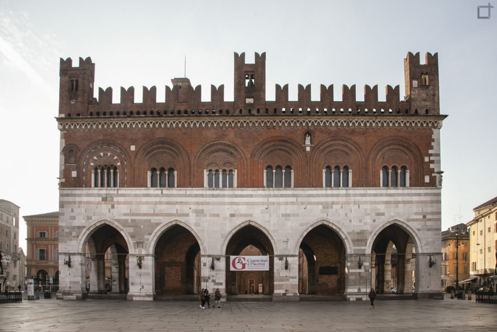 Palazzo Gotico Broletto a Piacenza con Merletti e Archi
