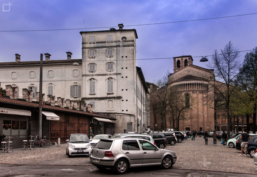 Palazzo Vescovile e Duomo di Lodi su piazza del mercato e parcheggio