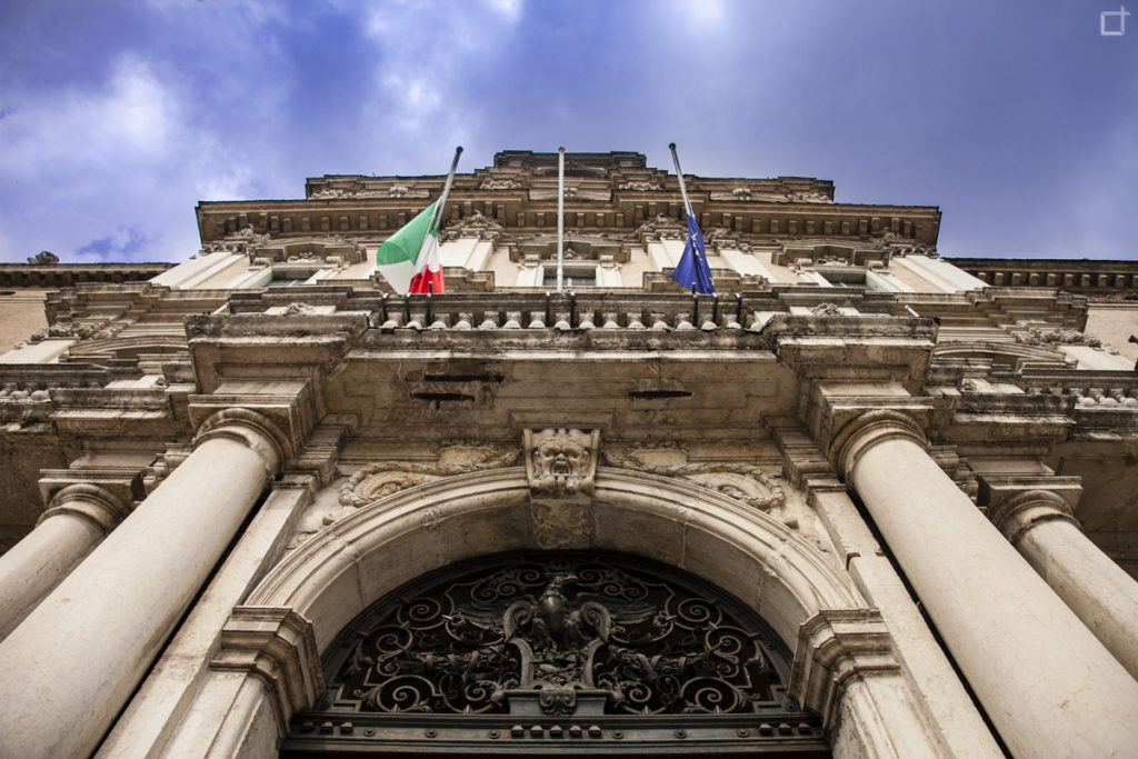Palazzo Ducale di Modena - Ingresso e bandiere