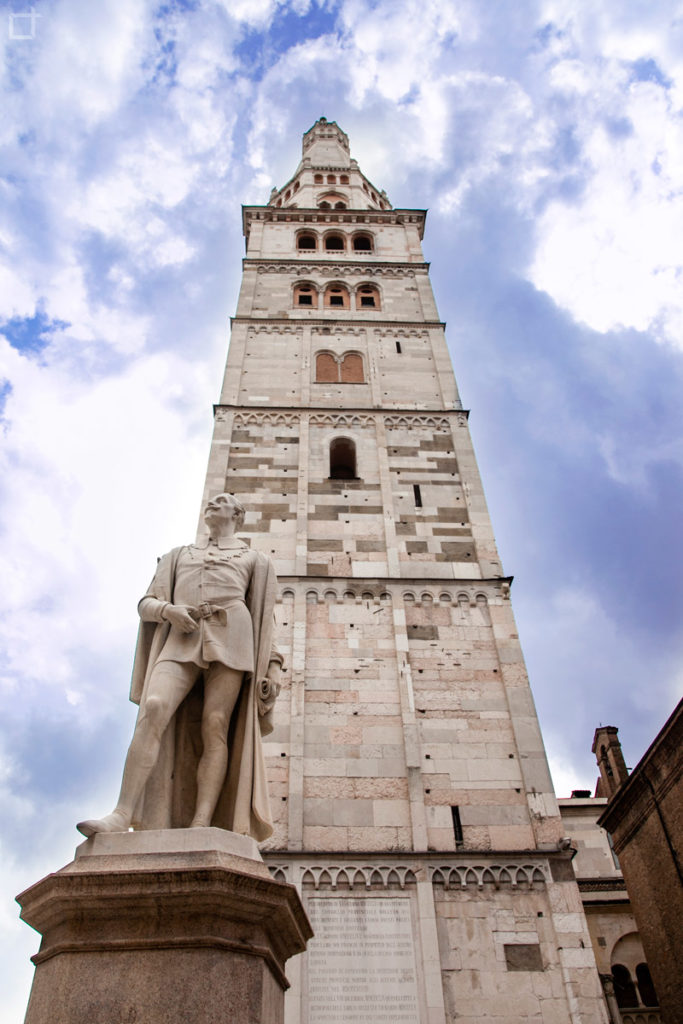 Piazza della Torre - Statua ad Alessandro Tassoni e Torre della Ghirlandina