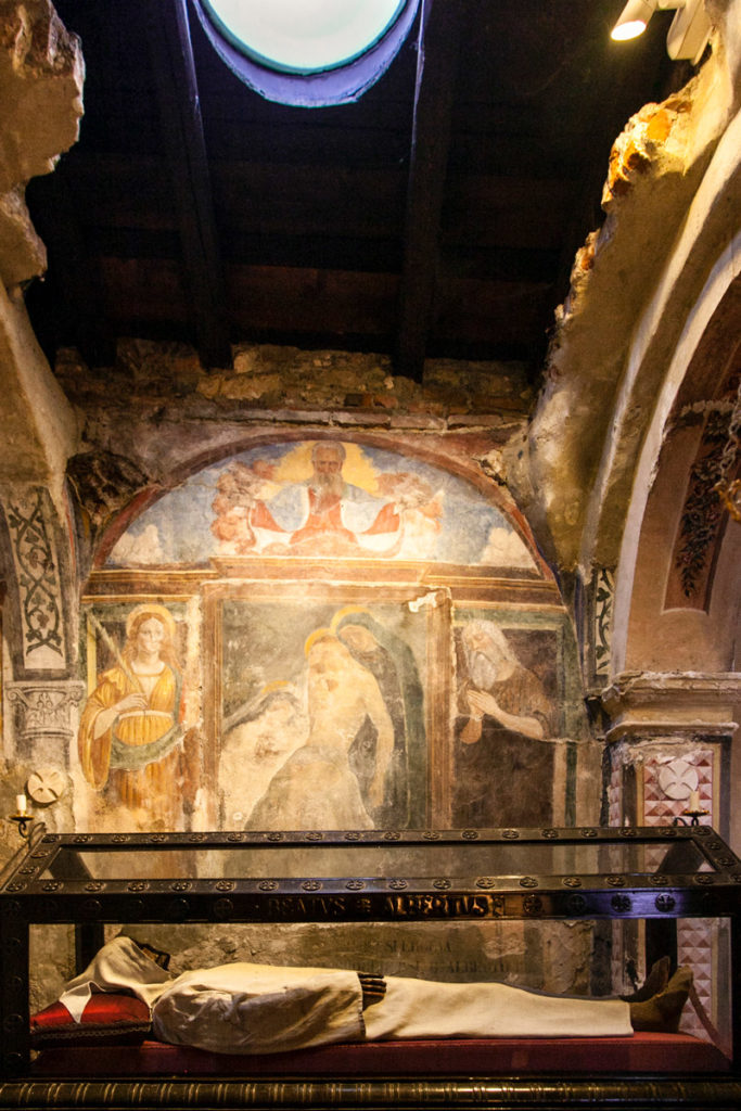 Corpo di Alberto Besozzi all'interno della Chiesa di Santa Caterina del Sasso con apertura nella roccia