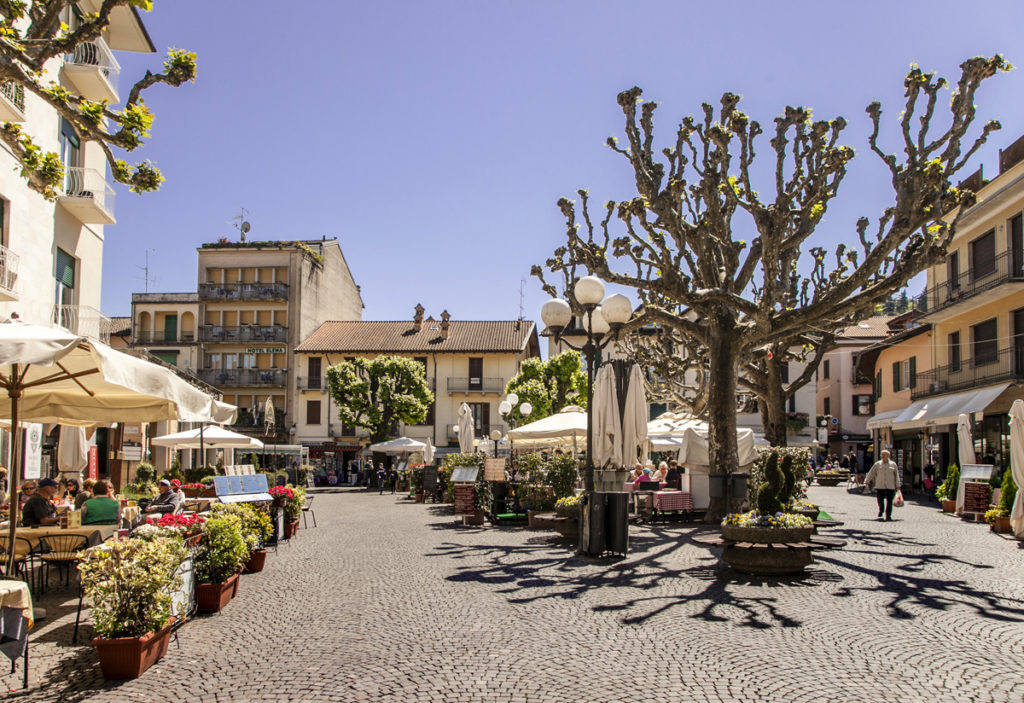 Cosa Vedere sul Lago Maggiore - Stresa - Piazza Cadorna Alberi e ristorantini