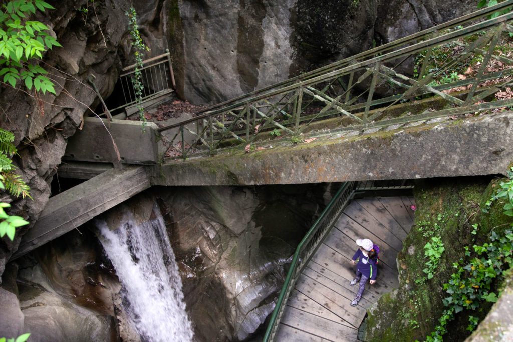Passerelle di Legno - Ponti in Cemento e Bambini sul canyon dell Orrido di Bellano
