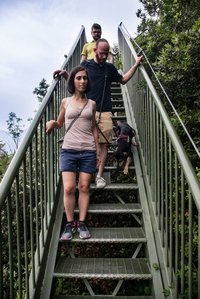 Valentina Grover Francesco e Stefano sugli scalini del lago di Garda