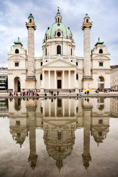 Chiesa di San Carlo Borromeo - Karlskirche e fontana di Vienna