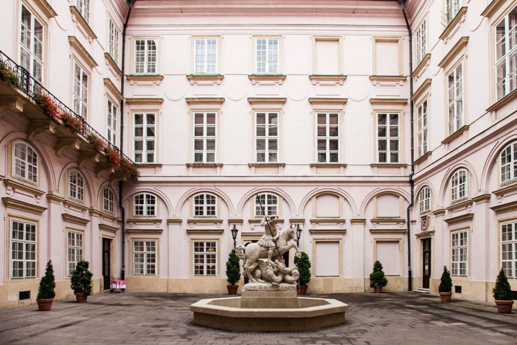 Cortile con Fontana del Palazzo Primaziale di Bratislava