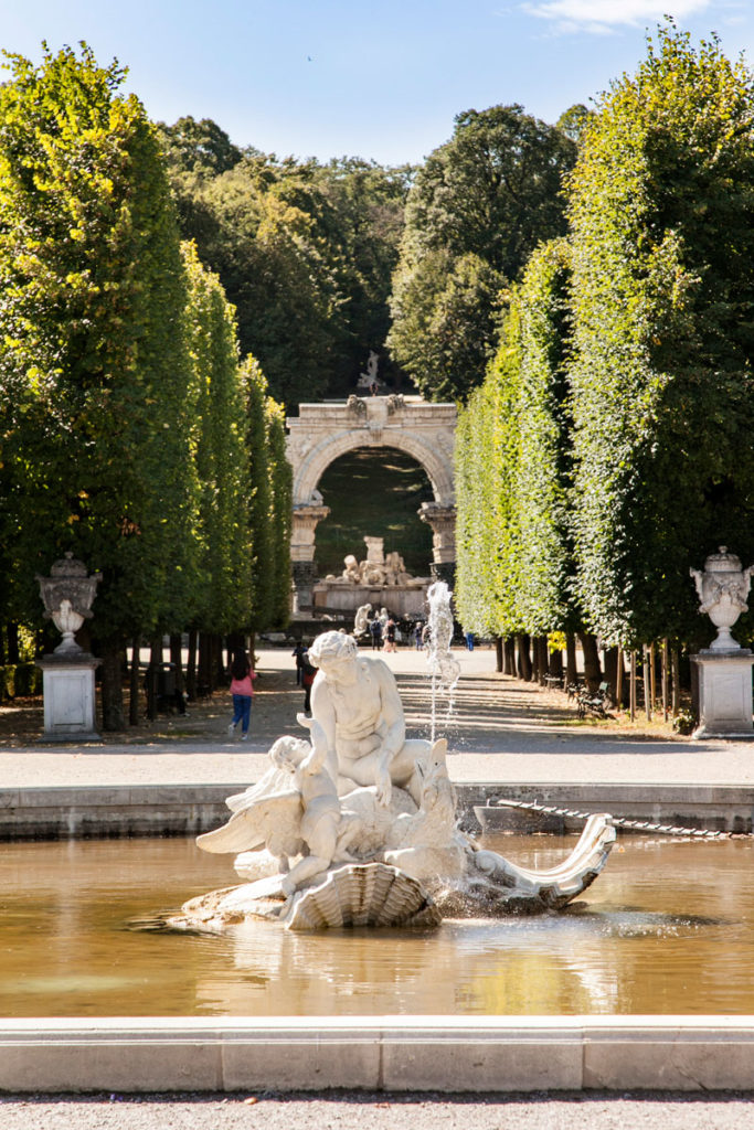Fontana e Arco nel parco del castello - Vienna