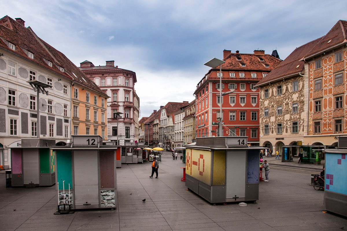 Hauptplatz - Piazza Principale di Graz con Edifici Storici e Colorati