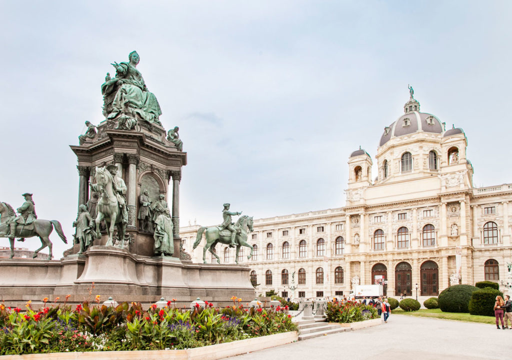 Piazza Maria Teresa - Statua e Museo di Storia Naturale - Vienna