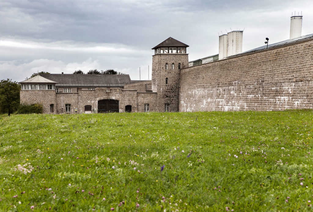 Alte Mura del Campo di Concentramento di Mauthausen e portone di ingresso