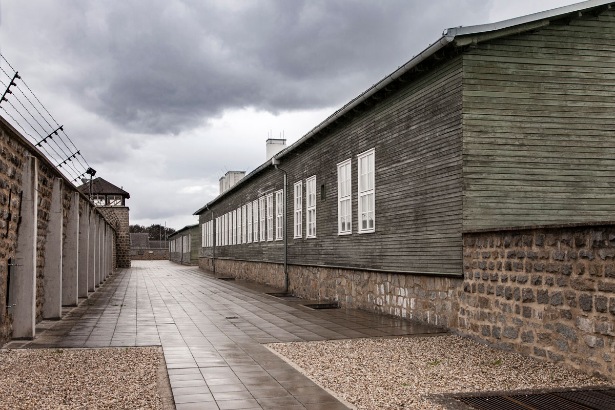 Baracca della Cucina e baracca della lavenderia tra il muro di contenimento del campo di concentramento