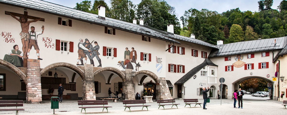 Berchtesgaden - Schlossplatz e ingresso in città - Monumento ai caduti delle due Guerre - Germania