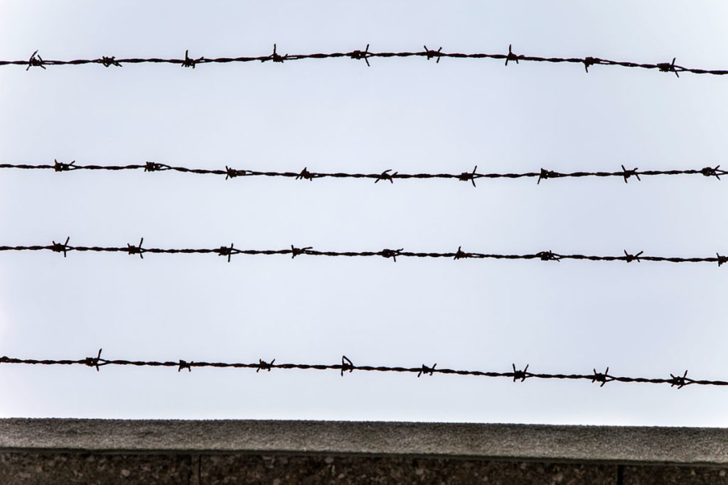 Il filo spinato del campo di concentramento di Mauthausen
