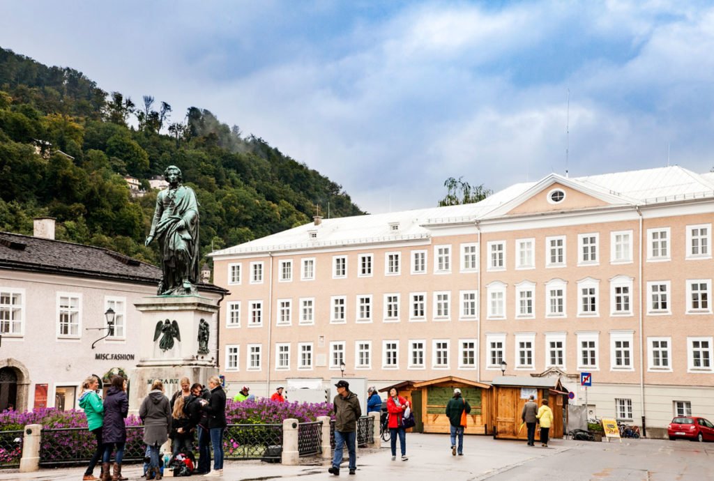 Mozart Platz con Statua di Mozart a Salisburgo
