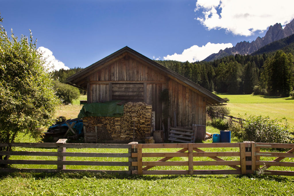 Attrezzaia e Catasta di Legno - Ciclabile Dobbiaco Lienz - Trentino Alto Adige