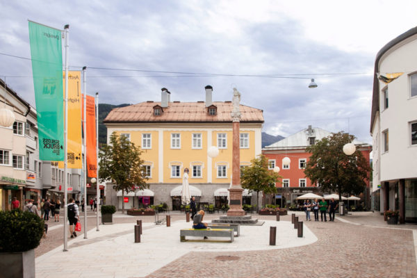 Johannesplatz - Lienz - Negozi e Colonna Votiva