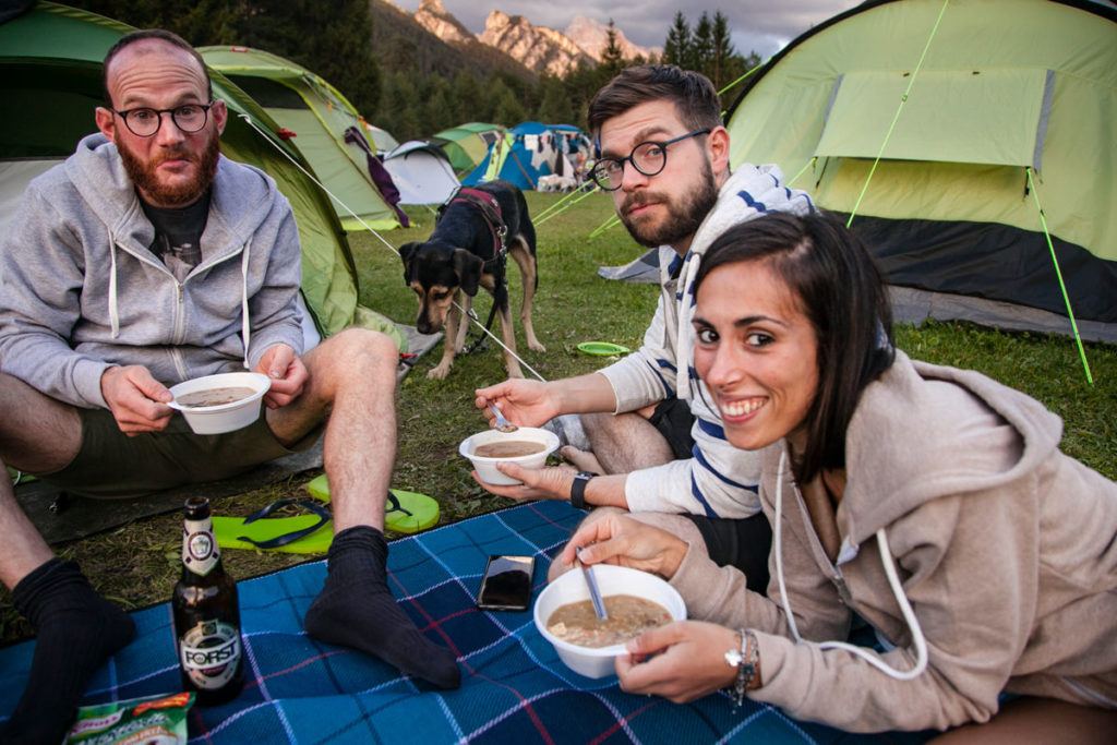 Cena in Campeggio tra amici a due e quattro zampe