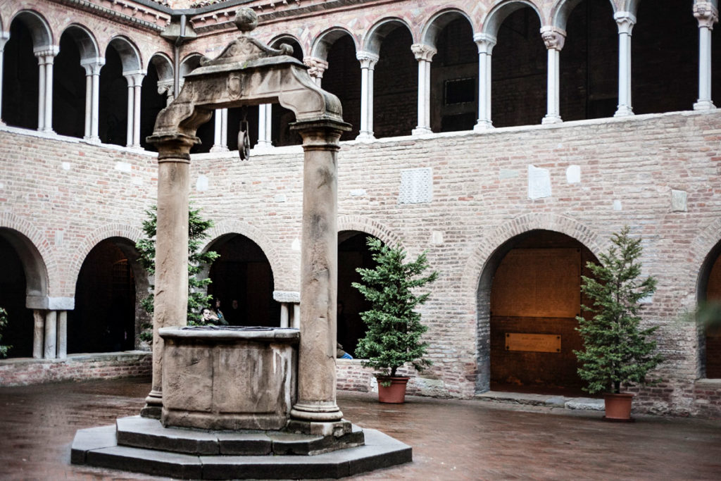 Cortile interno chiesa di Santo Stefano - Bologna