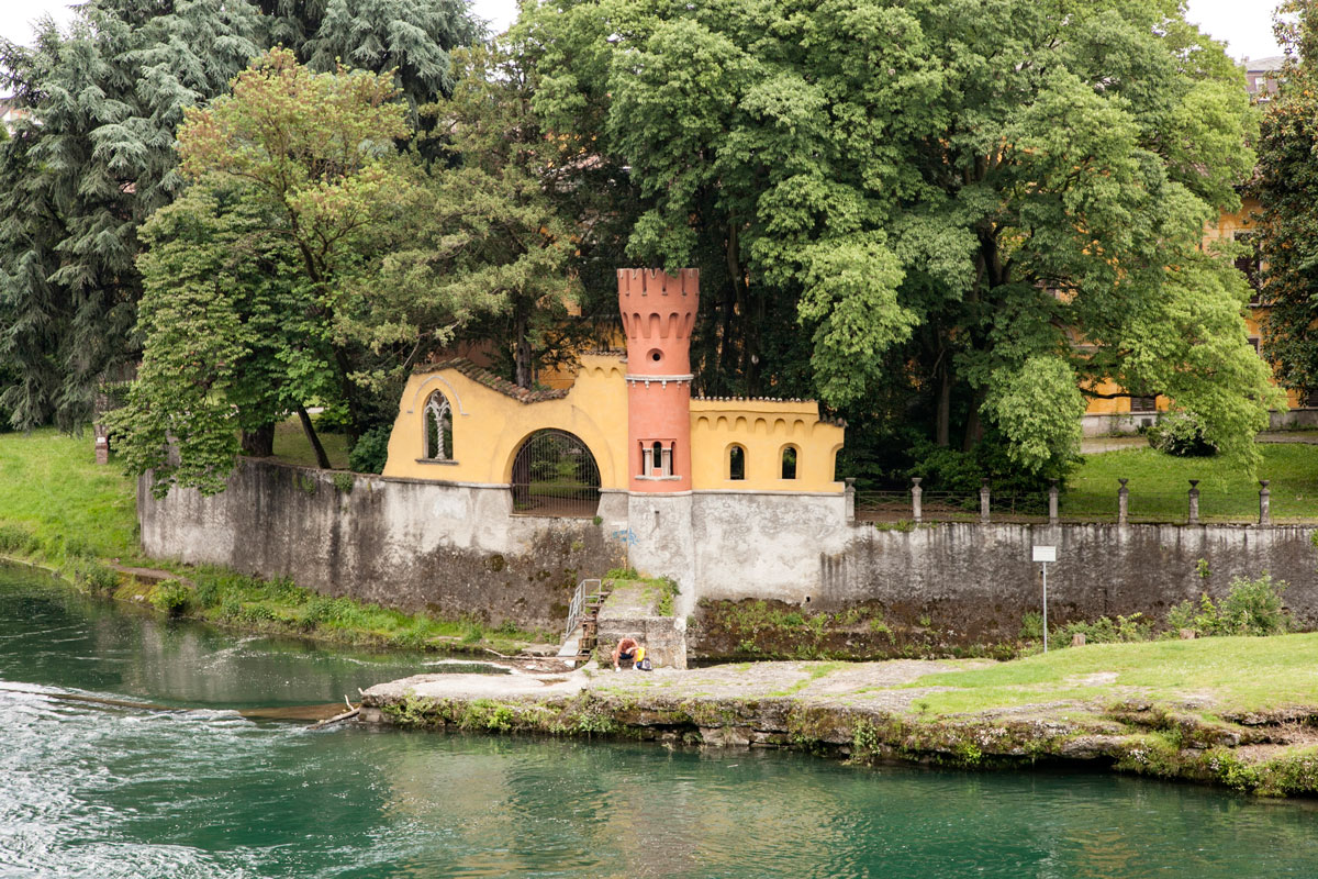 Vaprio d'Adda - Torre colorata di Villa Pagnoni sul fiume Adda