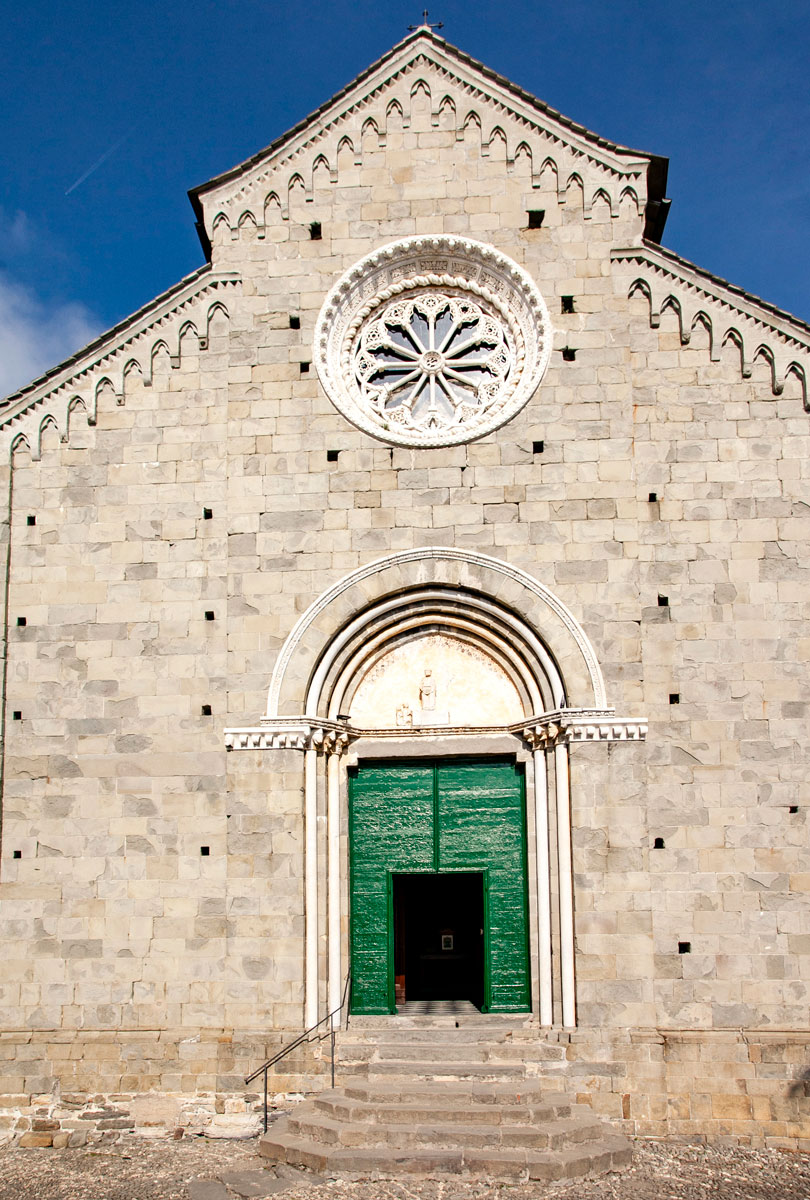Ingresso alla Chiesa di San Pietro di Corniglia - Facciata