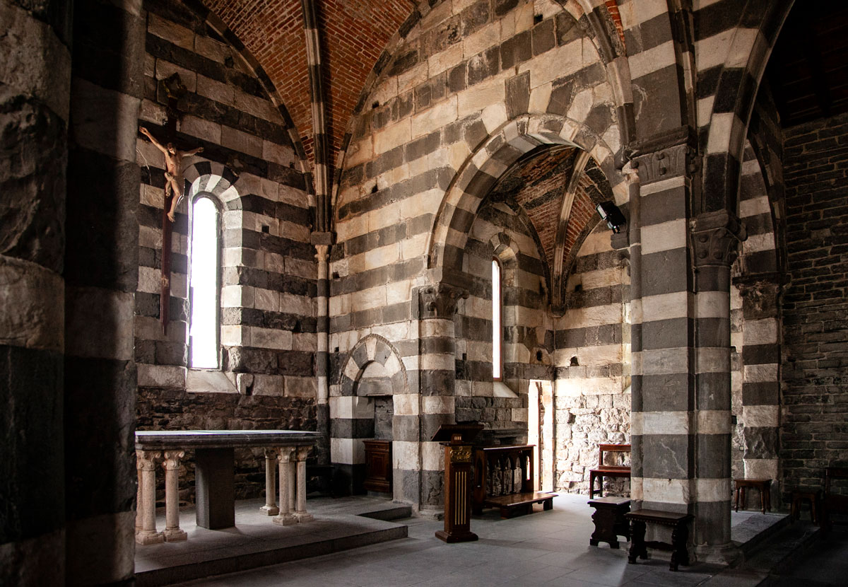Altare e Archi della Chiesa di San Pietro - Portovenere