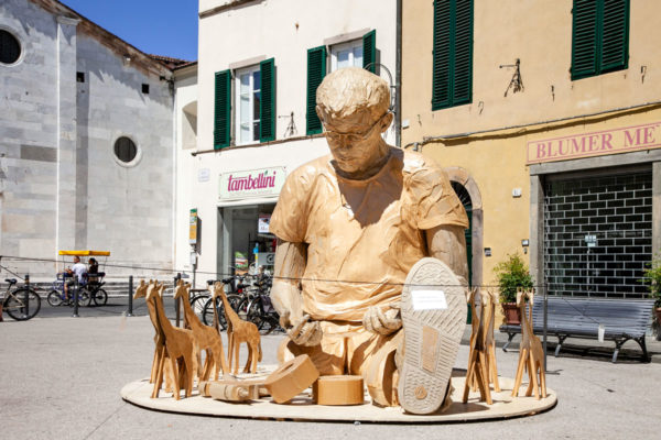 James Lake - Paperman - Installazione in Piazza San Frediano a Lucca - Cartasia 2018