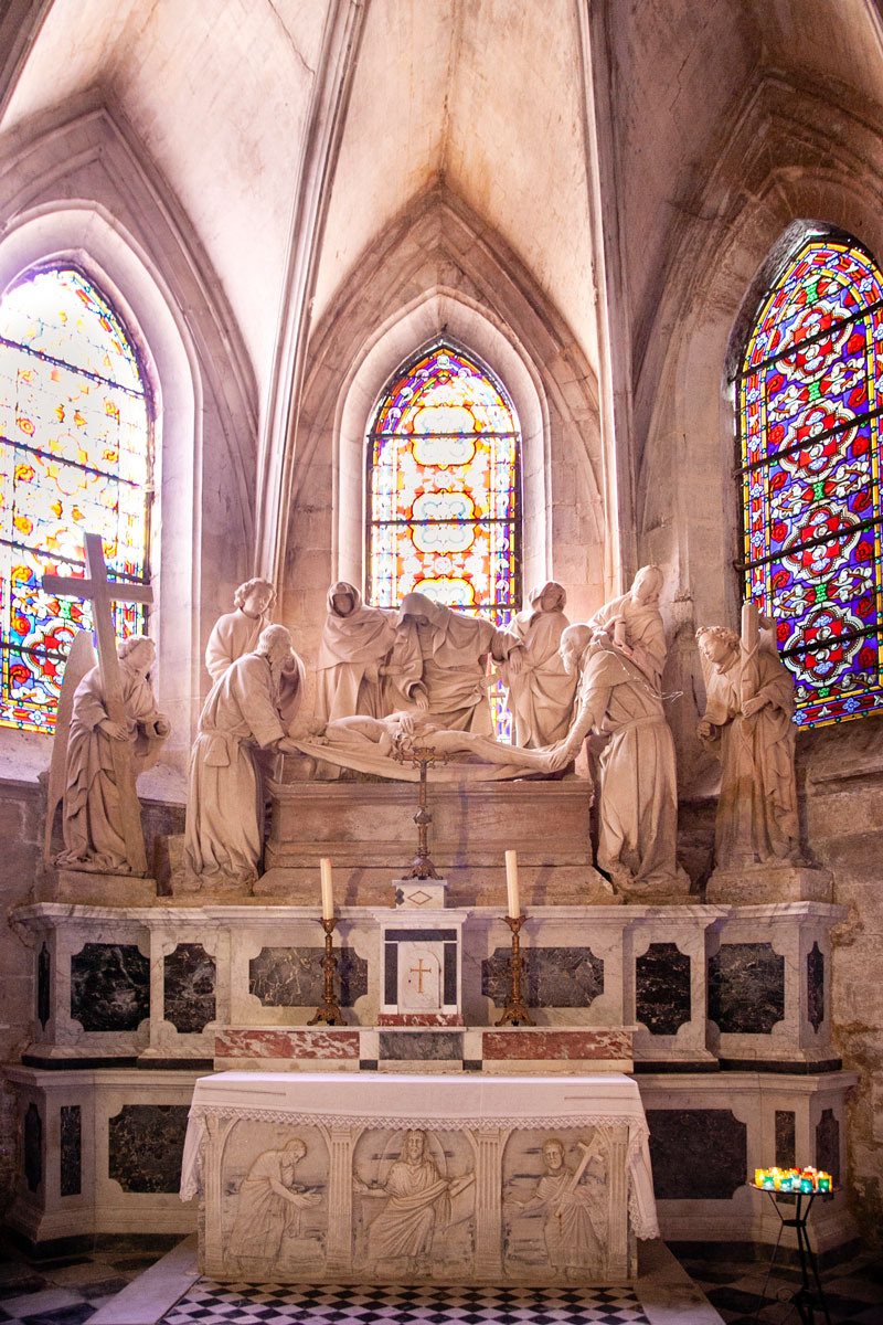 Altare e statue in pietra dentro il duomo di Saint-Trophime di Arles