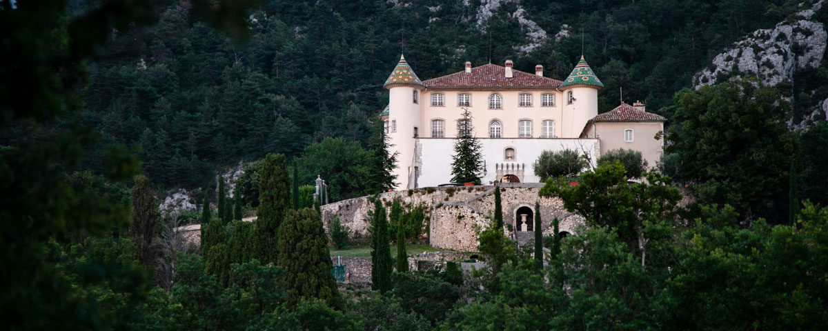 Castello di Aiguines tra le montagne verdi della Provenza