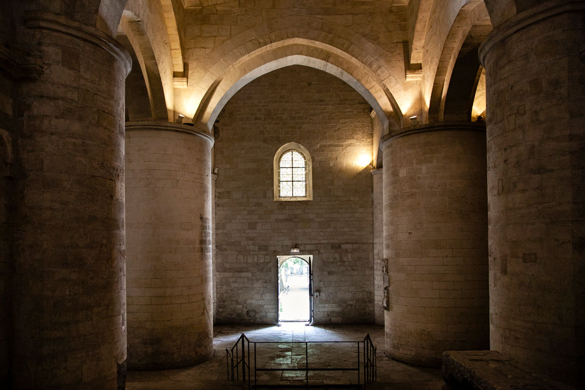 Colonne ed ingresso alla chiesa di Saint Honorat - Les Alyscamps