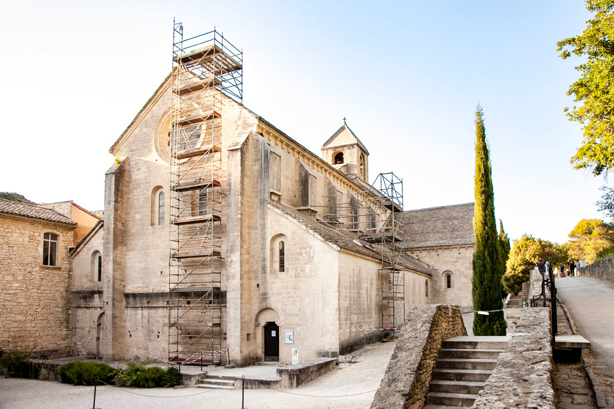 Facciata esterna della chiesa dell'abbazia di Sénanque