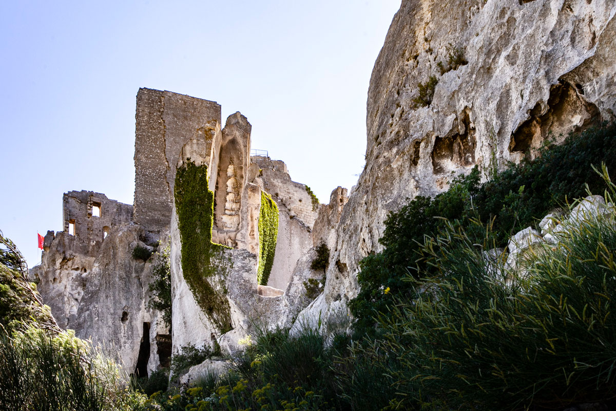 Il castello di Les Baux de Provence che si fonde con la roccia della montagna