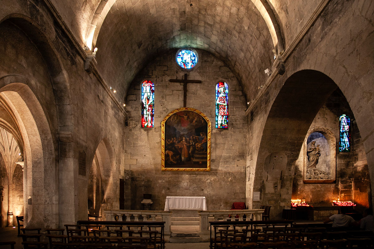 Interni della chiesa di Saint Vincent - Les Baux de Provence