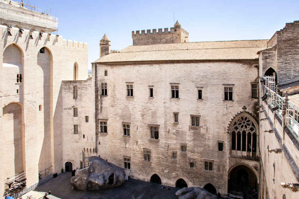 Palazzo dei Papi allestito per il festival di Avignone
