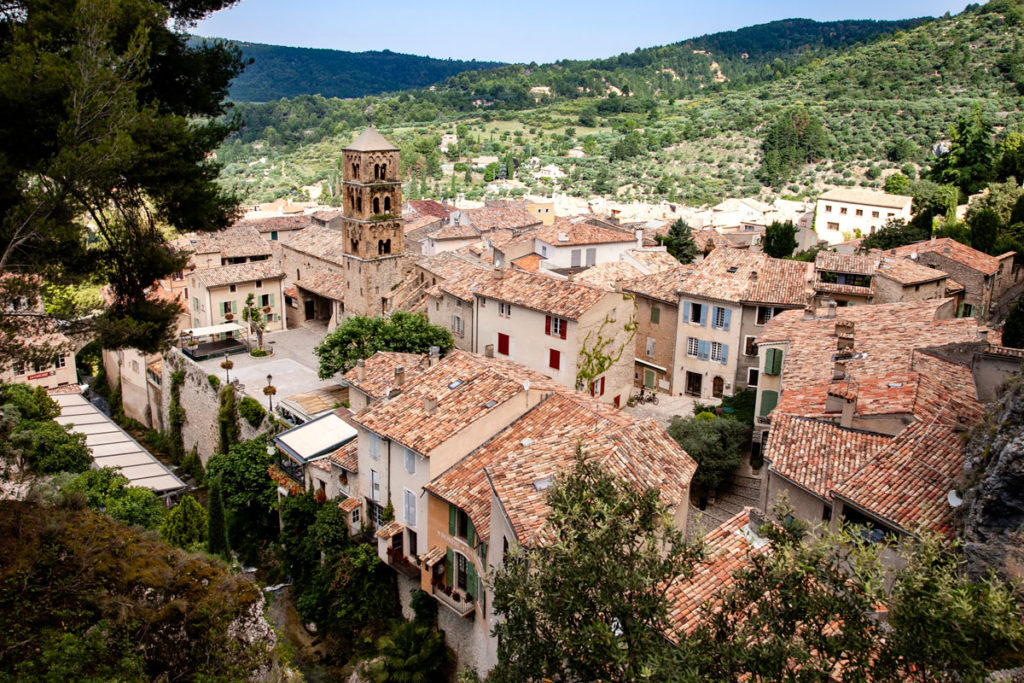 Panorama sul paese provenzale di Moustiers Sainte Marie - Costruito sulla montagna
