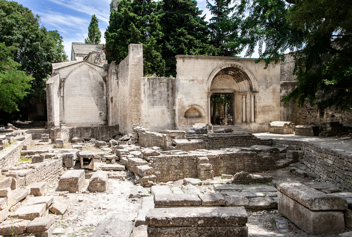 Resti della chiesa romanica dentro a Les Alyscamps - Arles