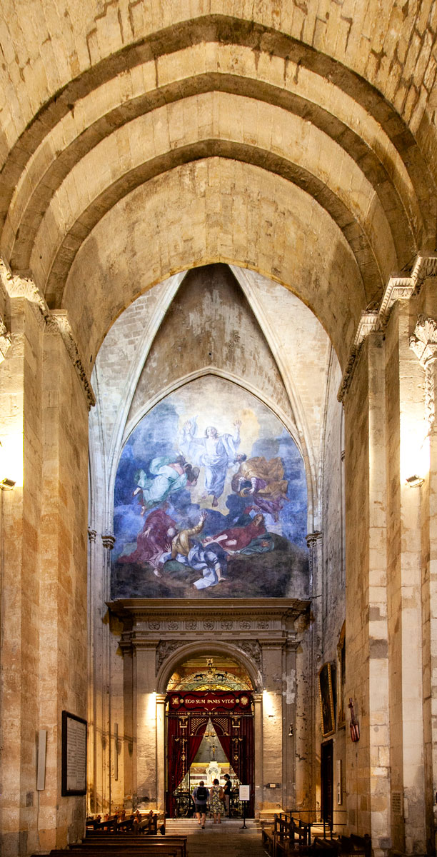 Decoro neogotico del XIX secolo nella cattedrale Saint Sauveur
