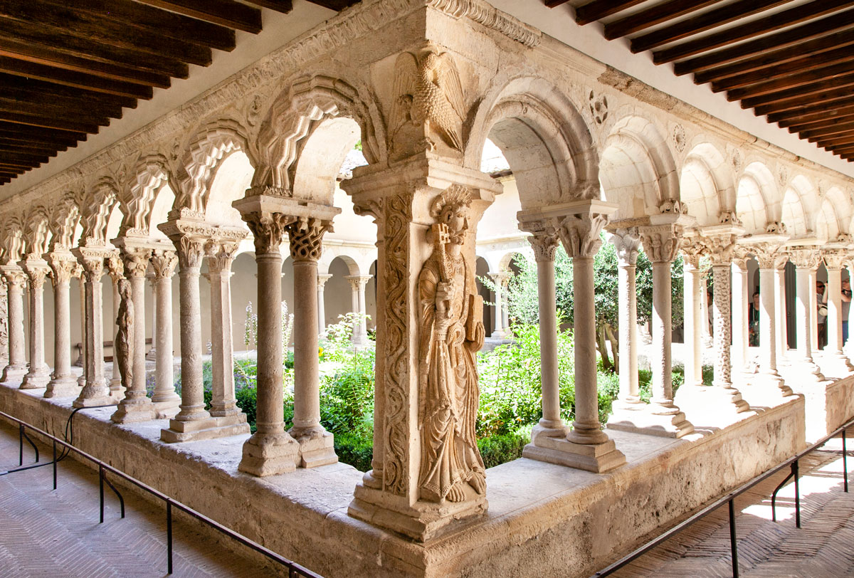 Porticati e colonne decorate della Cathedral de Saint Sauveur - Aix en Provence