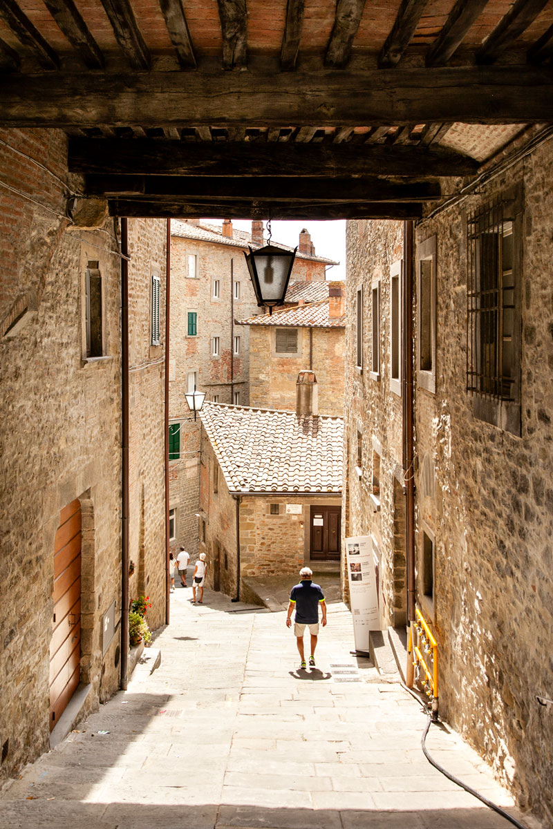Archi e passaggi in discesa del borgo toscano di Cortona