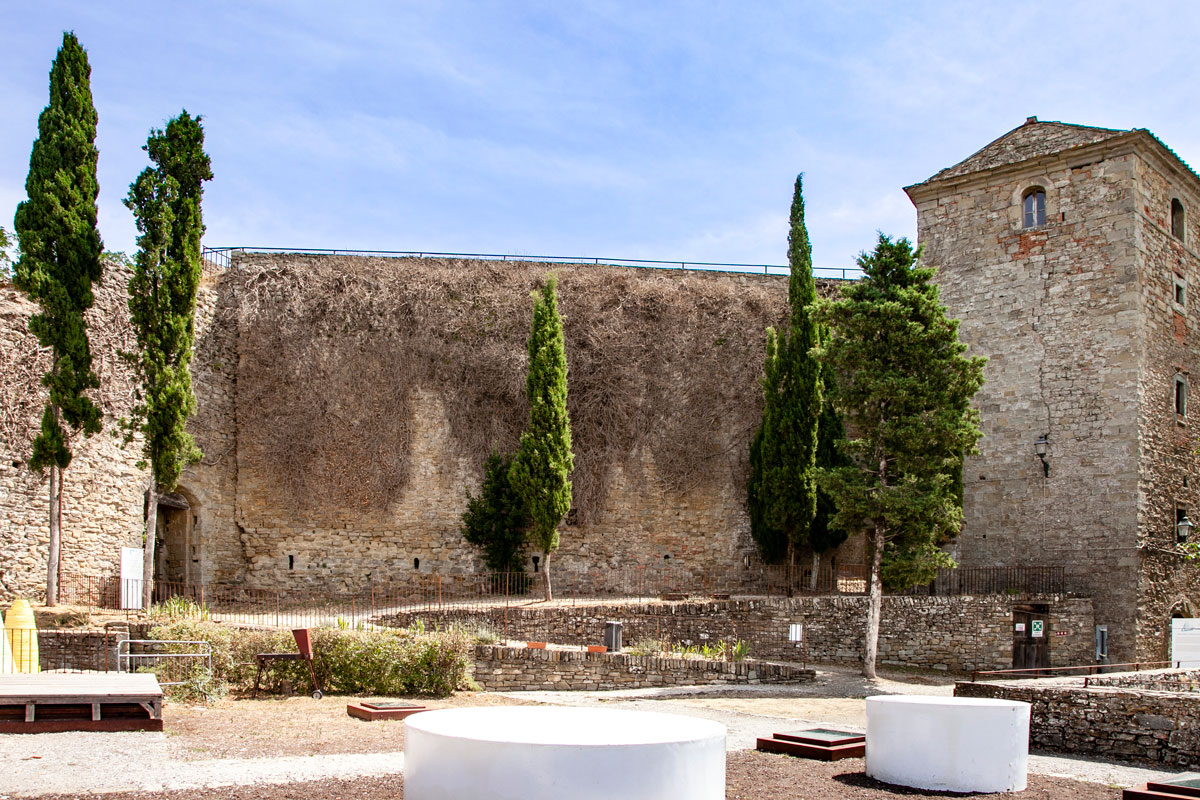 Cortile e Torri della fortezza del Girifalco - Chiuso dalle mura cittadine