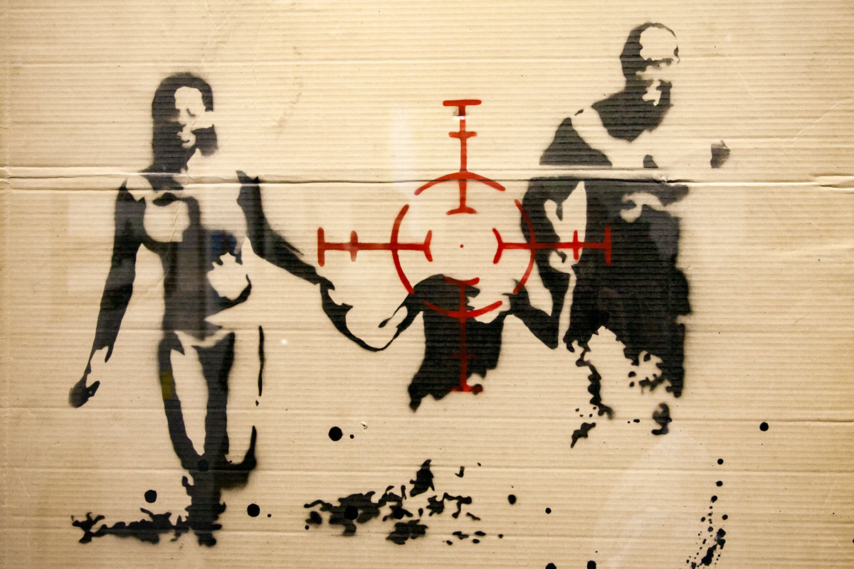 Family Target - Bomboletta su Cartone - Banksy contro la guerra