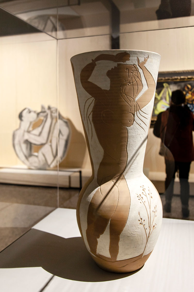 Grande vaso in ceramica con donna