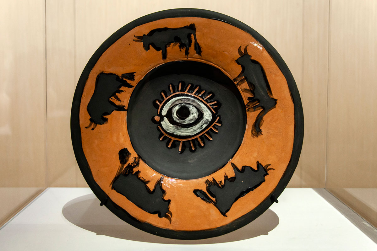 Piatto in ceramica con occhio e tori - Picasso Metamorfosi a Milano