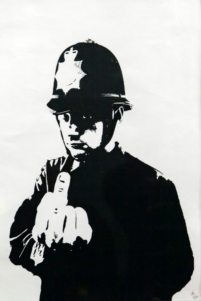 Rude Copper - Poliziotto con dito medio Banksy