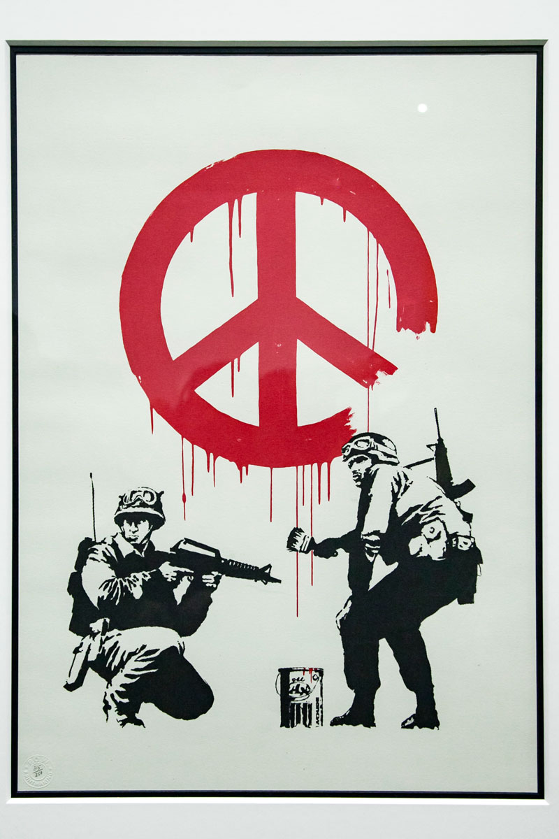 Soldati dipingono simbolo della pace - street art
