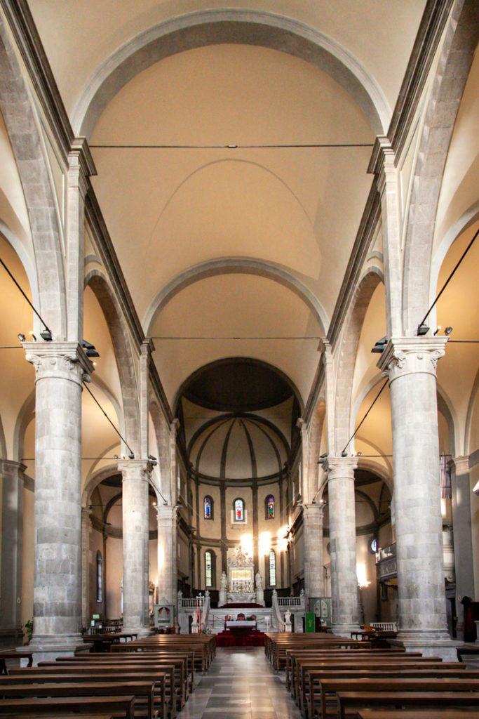 Interni in tre navate del duomo - Chiesa di Santa Maria Assunta