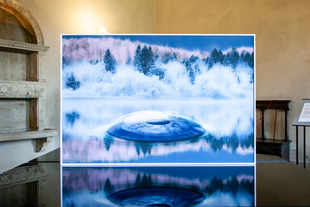 Turbolent Mirror - Occhio in lago Ghiacciato - Stampa su Carta Cotone di Aqua Aura