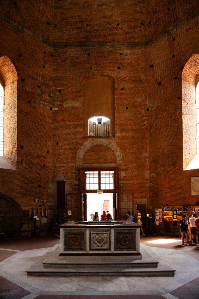 Interni del Battistero di San Giovanni in Corte - Vasca Battesimale